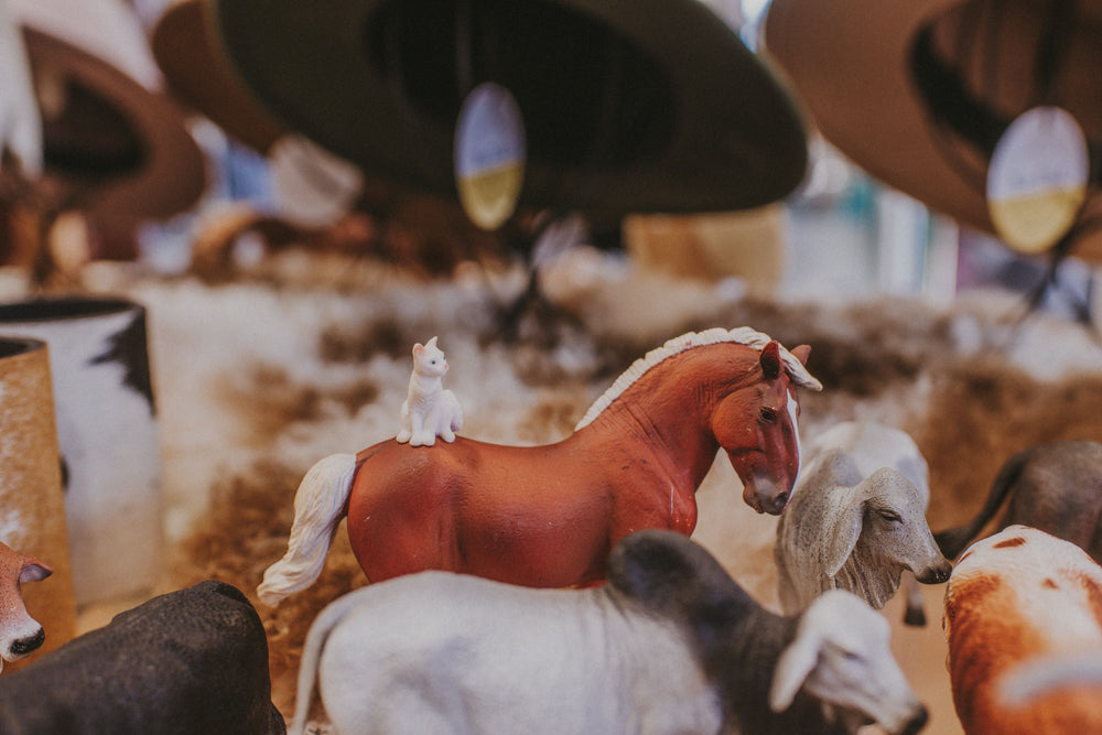 DRAFT HORSE WITH CAT HORSE TOY